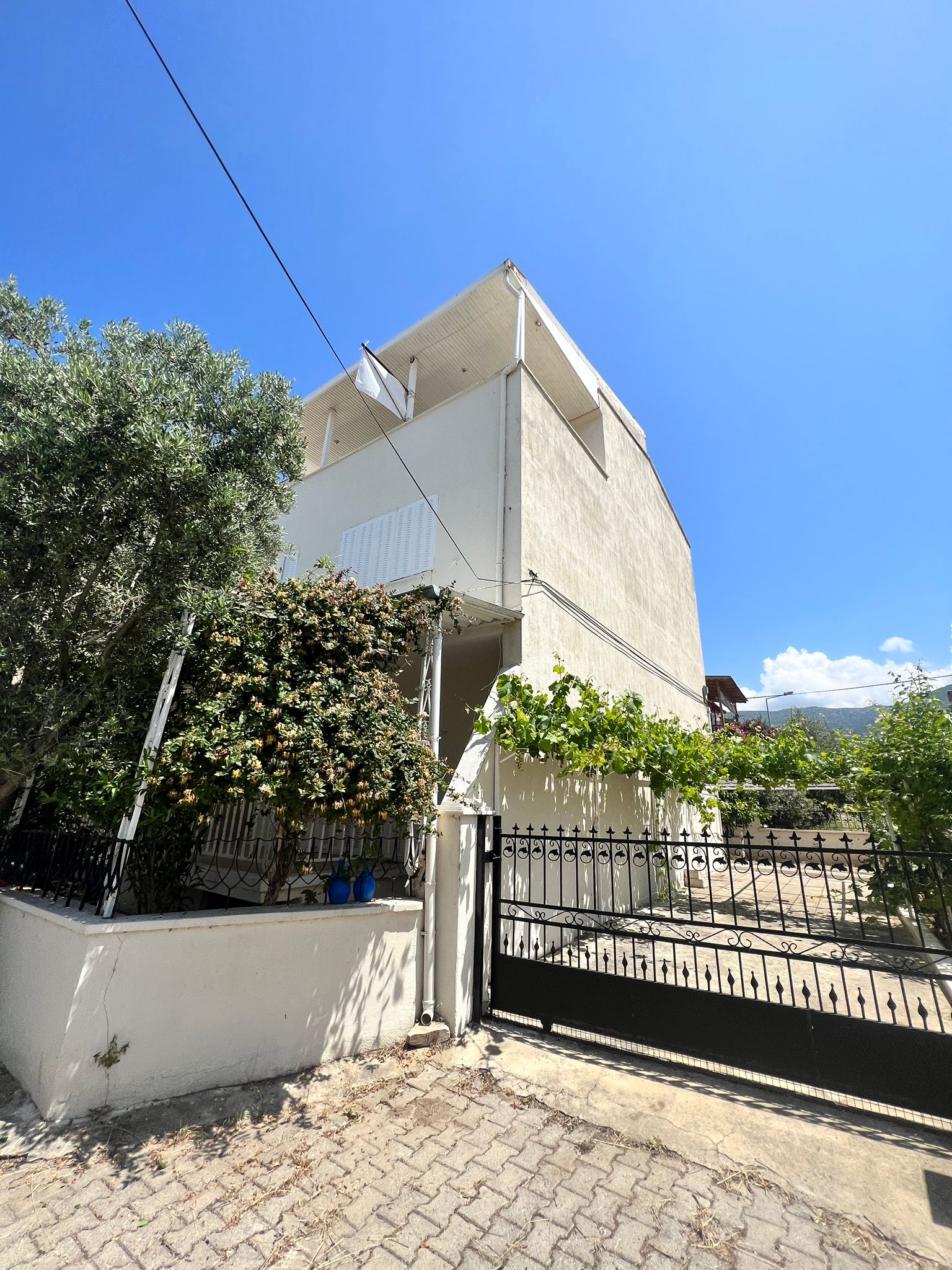 Kuşadası Güzelçamlı Denize 50 mt 3 katlı Bina ve 102 m2 Arsa
